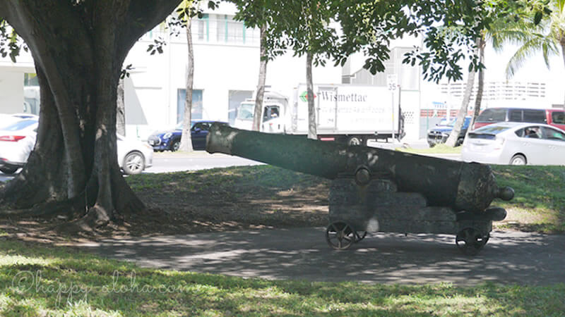 大砲の像