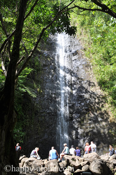マノア滝と観光客