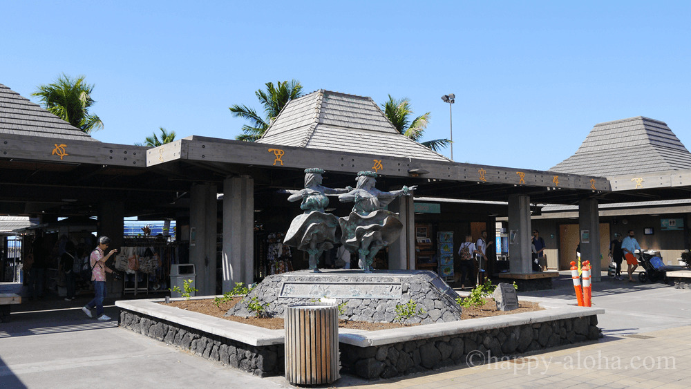 コナ空港のフラ像